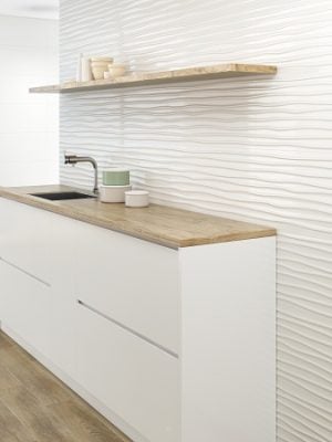 Palin white wall tile with 3D waves that are called wellen