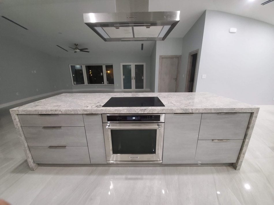 light grey large-format-tile-lithium-pearl-installed-in-an-open-kitchen-concept picture 2