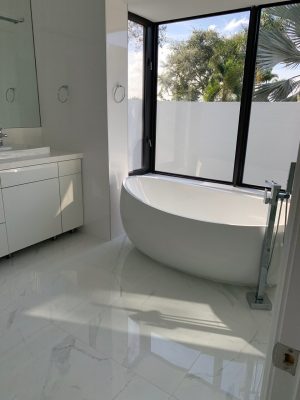 Modern bath tub with white porcelain tile Baranello
